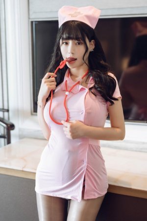 Zhu Ke'er, a beautiful woman with giant breasts, is charming in pink nurse uniform and attractive in leg stretch