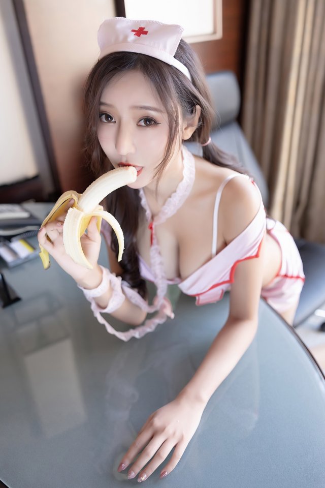 清純女神也邪惡內涵小護士吃香蕉表情銷魂